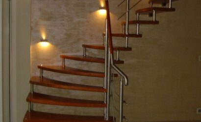 Schody bolcowe ze metalowymi balustradami