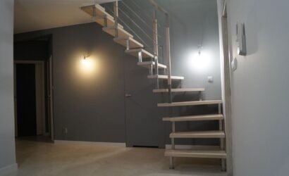 Schody bolcowe ze metalowymi balustradami