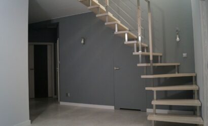 Schody bolcowe ze drewnianymi balustradami