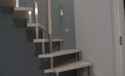 Schody bolcowe ze drewnianymi balustradami