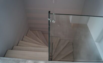 Schody bolcowe ze szklanymi balustradami