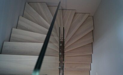 Schody bolcowe ze szklanymi balustradami