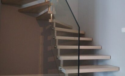 Schody bolcowe ze szklanymi balustradami