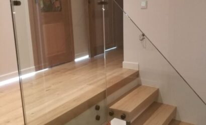 Schody bolcowe ze szklanymi balustradami