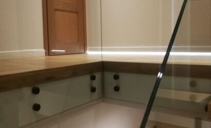 Schody bolcowe ze szklanymi balustradami