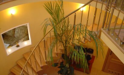 Schody bolcowe ze metalowymi balustradami