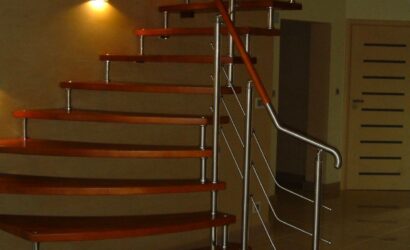 Schody bolcowe ze metalowymi balustradami