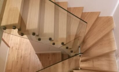 Schody bolcowe ze szklanymi balustradami
