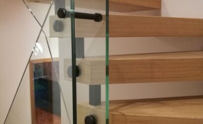 Schody bolcowe ze szklanymi balustradami