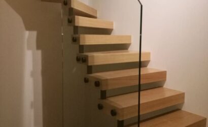 Schody bolcowe ze szklanymi balustradami