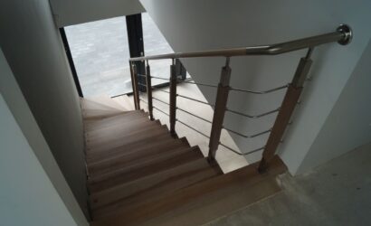 Schody bolcowe ze szklanymi balustradami