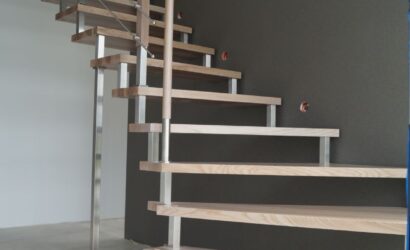 Schody bolcowe ze szklanymi balustradami