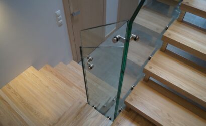 Schody bolcowe ze szklanymi balustradami