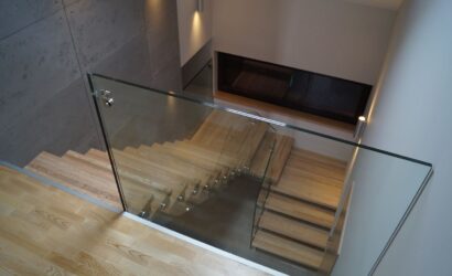 Schody bolcowe ze szklanymi balustradami