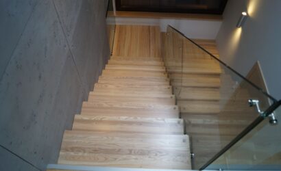 Schody bolcowe ze szklanymi balustradami