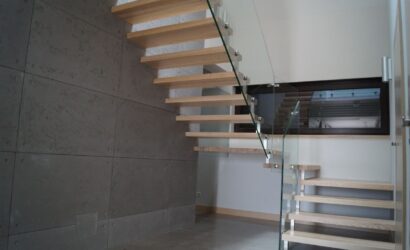Schody bolcowe ze szklanymi balustradami