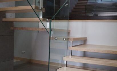 Schody bolcowe ze szklanymi balustradami