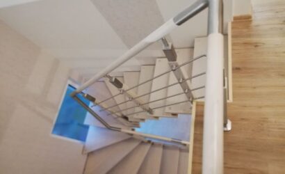 Schody bolcowe ze metalowymi balustradami