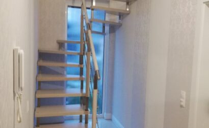 Schody bolcowe ze metalowymi balustradami