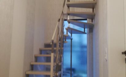 Schody bolcowe ze metalowymi balustradami