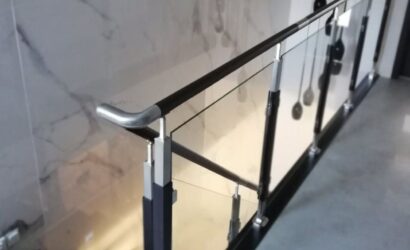 Schody bolcowe ze szklanymi balustradami