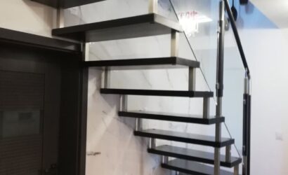 Schody bolcowe ze szklanymi balustradami