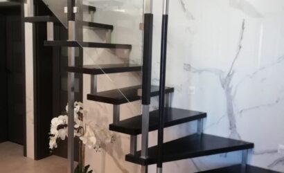 Schody bolcowe ze szklanymi balustradami