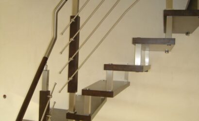 Schody bolcowe ze metalowymi balustradami