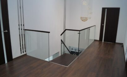 Schody bolcowe ze szklanymi balustradami