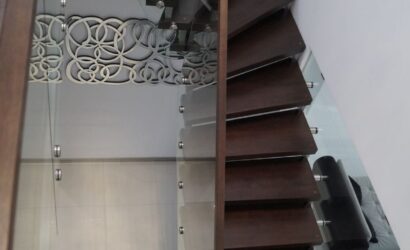 Schody bolcowe ze szklanymi balustradami