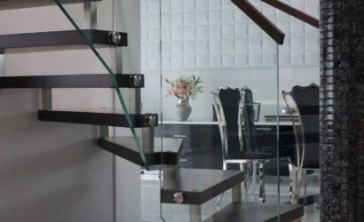 Schody bolcowe ze szklanymi balustradami