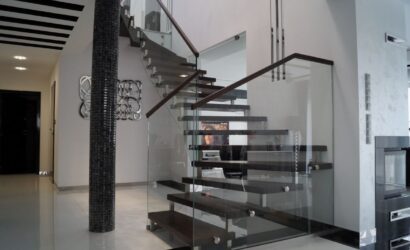 Schody bolcowe ze szklanymi balustradami