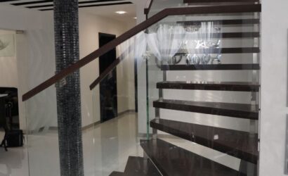 Schody bolcowe ze szklanymi balustradami