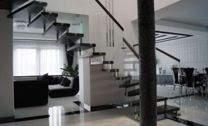 Schody bolcowe ze szklanymi balustradami