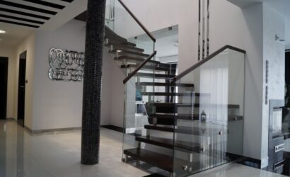 Schody bolcowe ze szklanymi balustradami