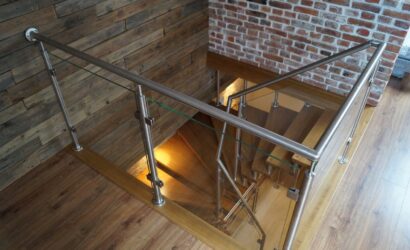 Schody bolcowe ze szklanymi balustradami