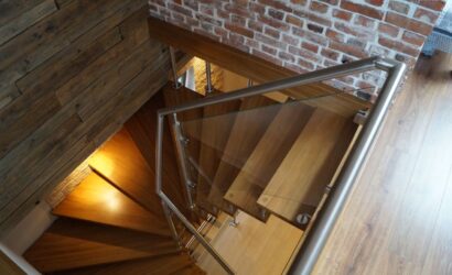 Schody bolcowe ze szklanymi balustradami