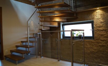 Schody bolcowe ze szklanymi balustradami