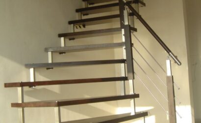 Schody bolcowe ze metalowymi balustradami