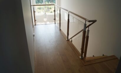 Schody bolcowe ze szklanymi balustradami