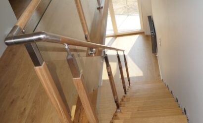 Schody bolcowe ze szklanymi balustradami