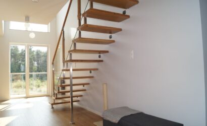 Schody bolcowe ze szklanymi balustradami