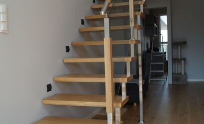 Schody bolcowe ze szklanymi balustradami