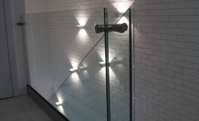 Schody bolcowe ze szklanymi balustradami