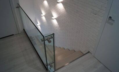 Schody bolcowe ze szklanymi balustradami