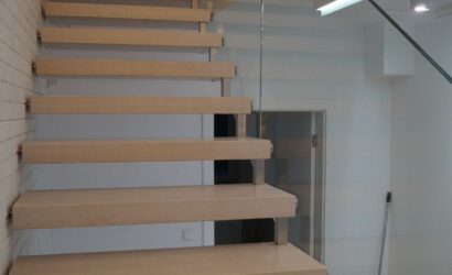 Schody bolcowe ze szklanymi balustradami