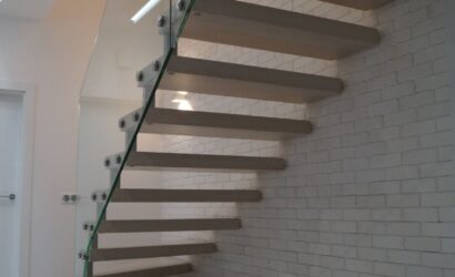 Schody bolcowe ze szklanymi balustradami