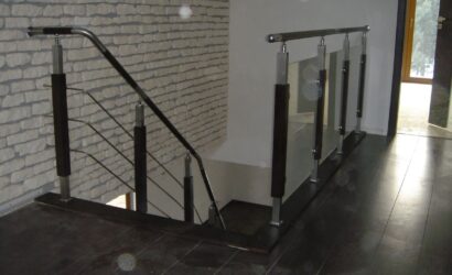 Schody bolcowe ze metalowymi balustradami