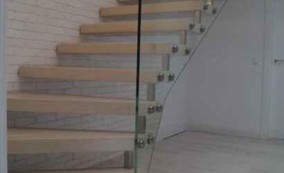 Schody bolcowe ze szklanymi balustradami