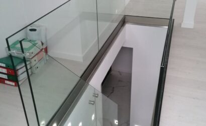 Schody bolcowe ze szklanymi balustradami